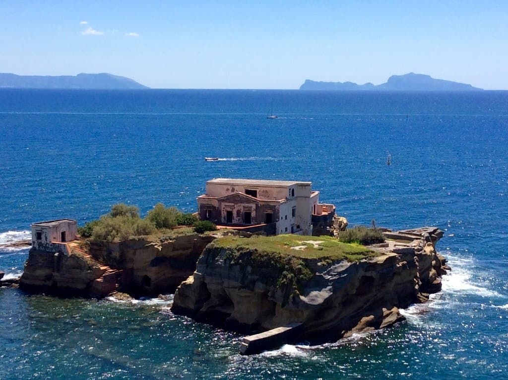 Gli isolotti della Gaiola visti da una terrazza del parco archeologico
