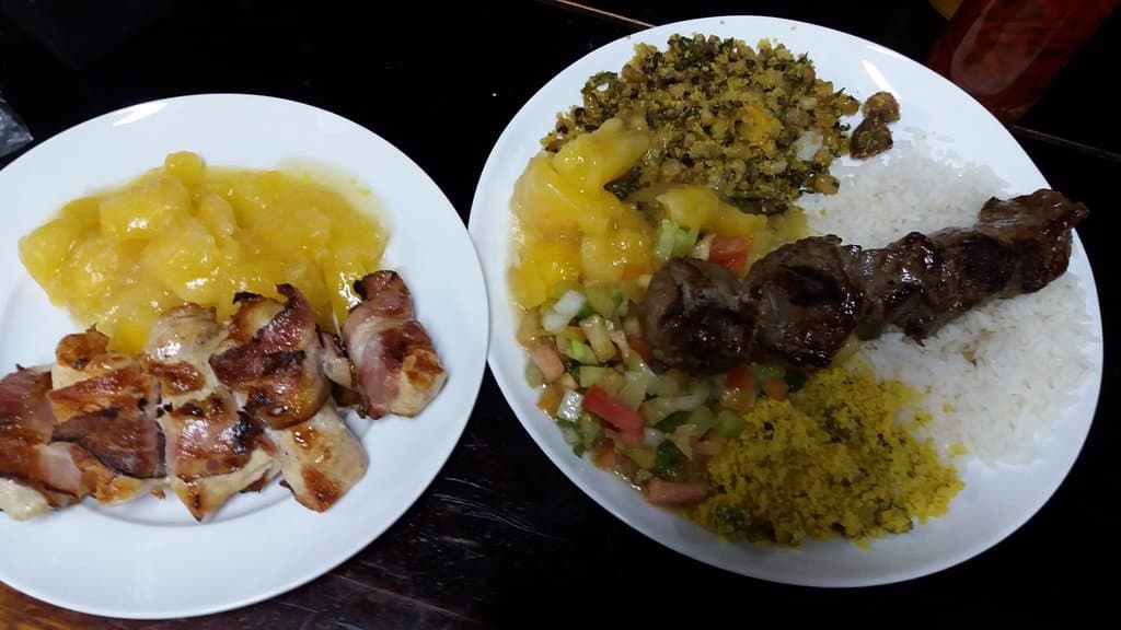 À esquerda segue o espeto com 1 opção de acompanhamento.A direita o espeto e acompanhamento comp