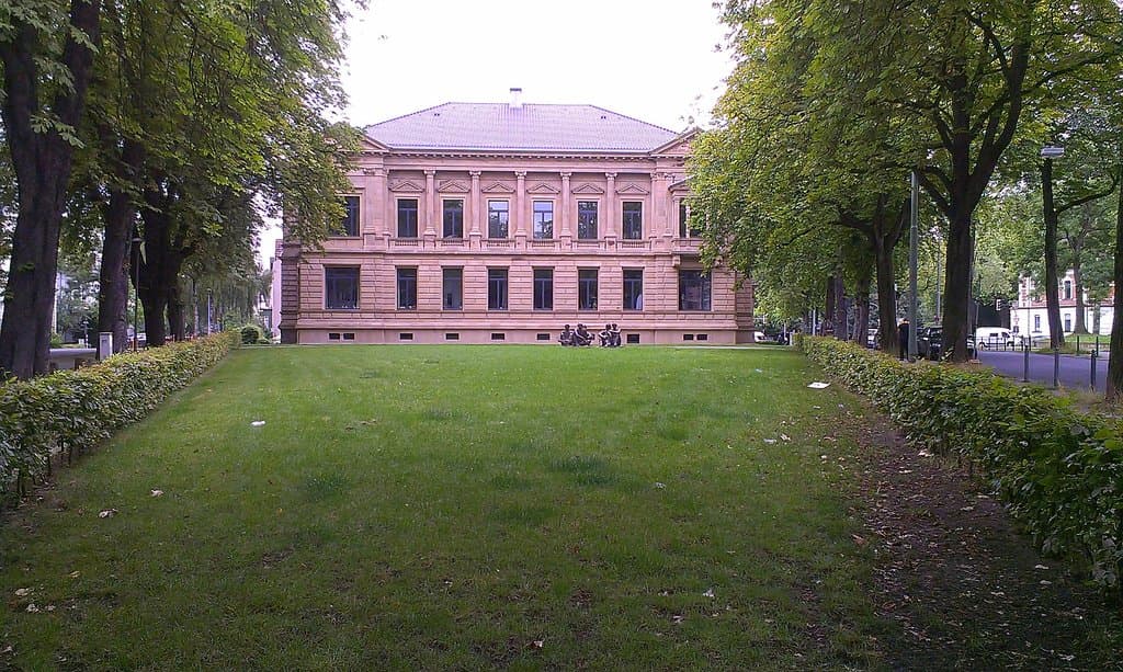 одна из частей здания