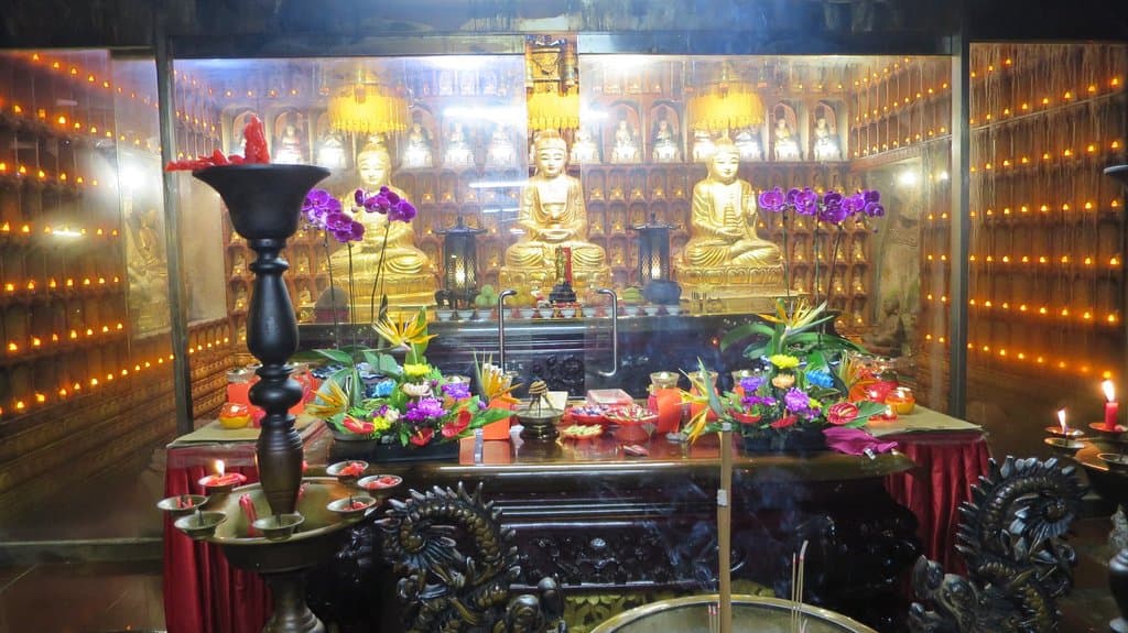 本殿の内部（須弥壇）