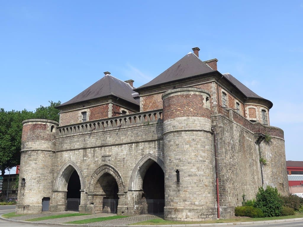 Готическая сторона ворот