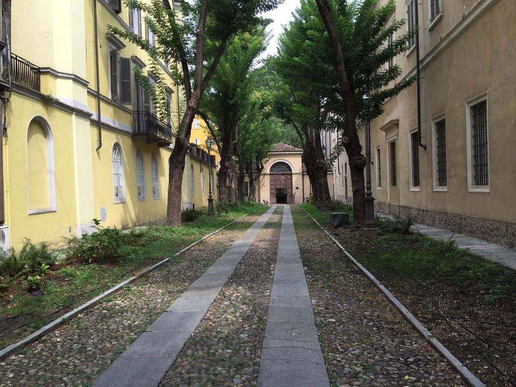 Тропинка ко входу и арка