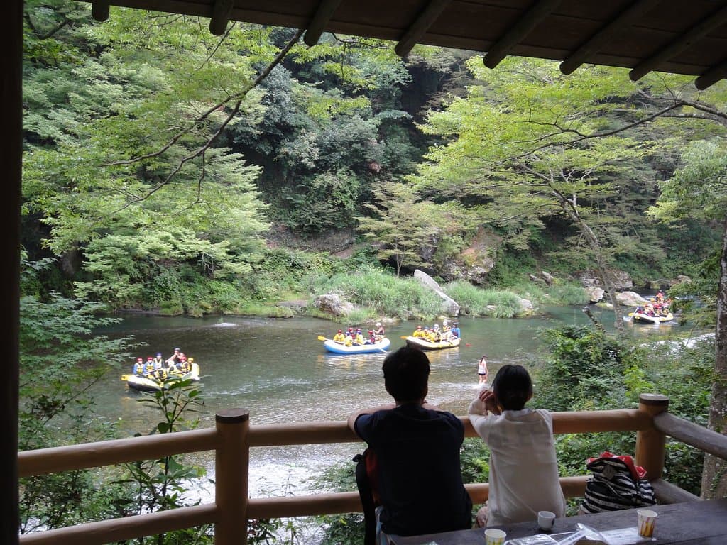 庭には川が流れていてラフティングの様子が見れます。