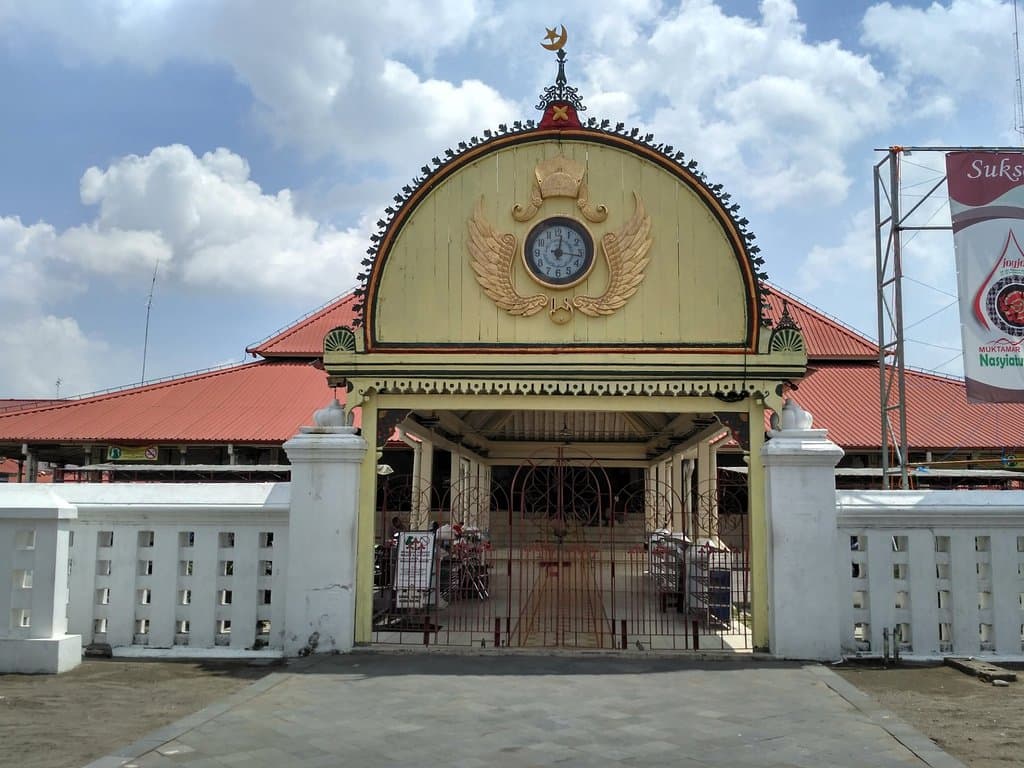 Gerbang utama masjid