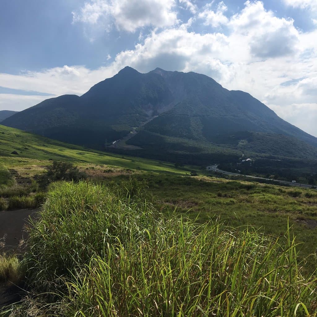 東の草原から急峻な由布岳　山頂から下部まで大規模崩壊
