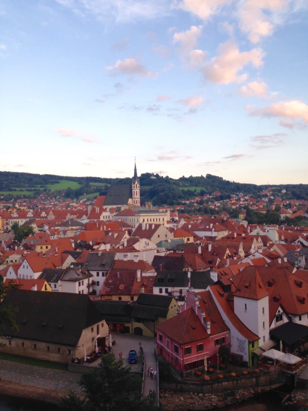 Cestou do zahrad na otáčivé hlediště.