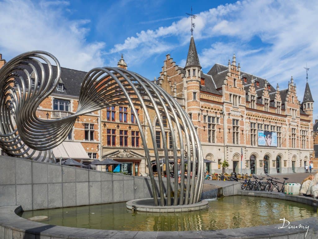 la fontaine sur la place du Stadsschouwburg