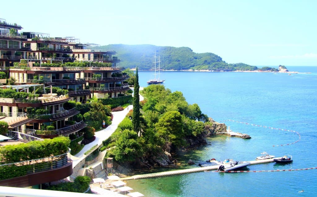 Здесь, где я стою и есть вход в тоннель со стороны Будвы.