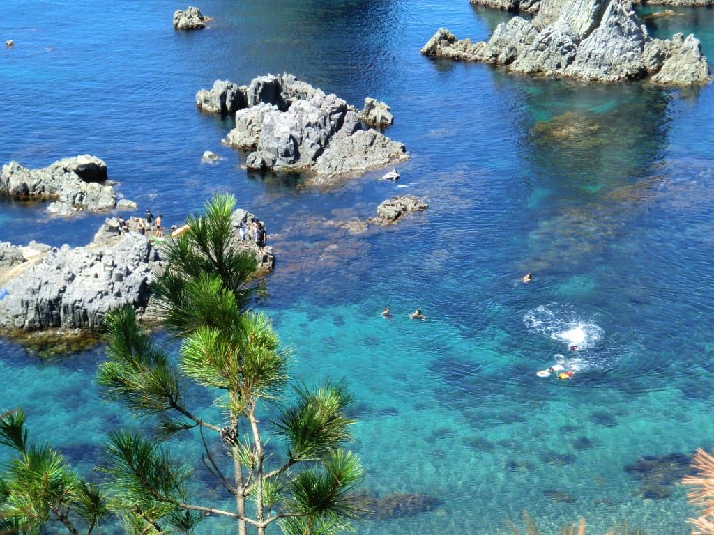 澄み切った海で海水浴