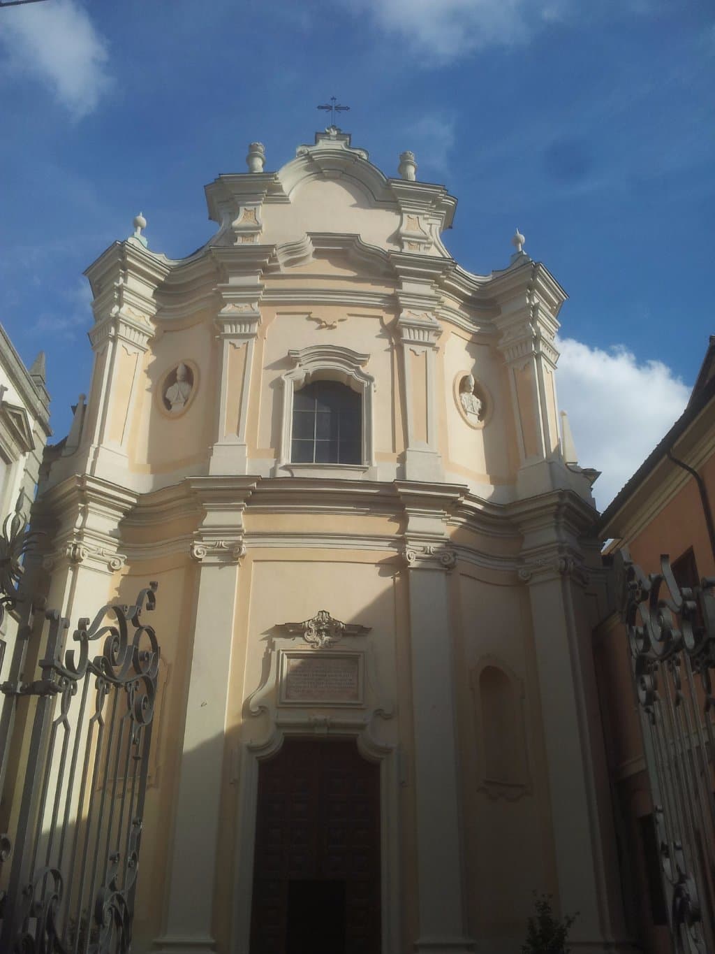 La facciata della chiesa