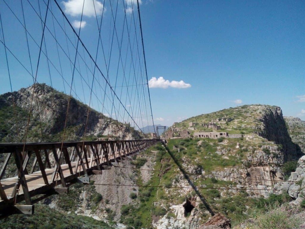 No vi información de fecha de construcción del puente, ni distancia del mismo