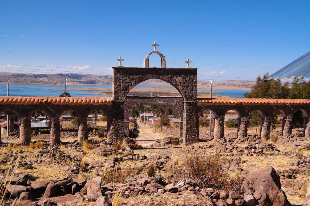lugar al que se arriba subiendo desde el pueblo