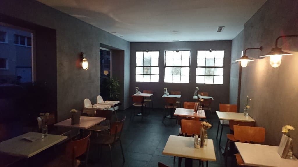 Gastraum auf der rechten Seite (abends)