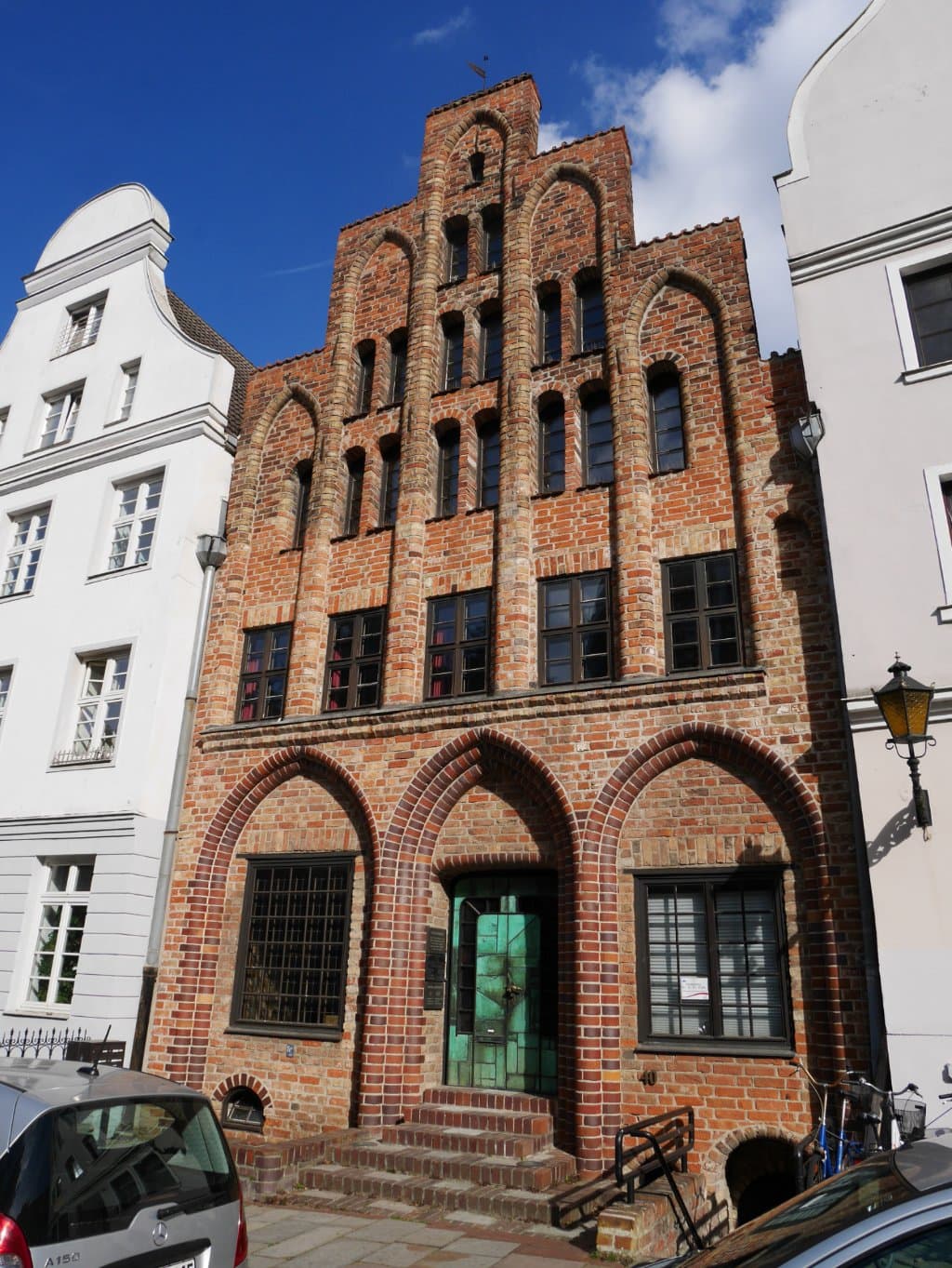 der Backsteinbau ist nicht zu verfehlen