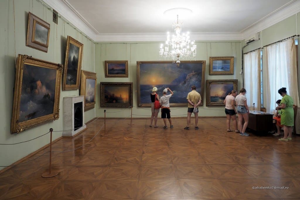 Внутри галереи