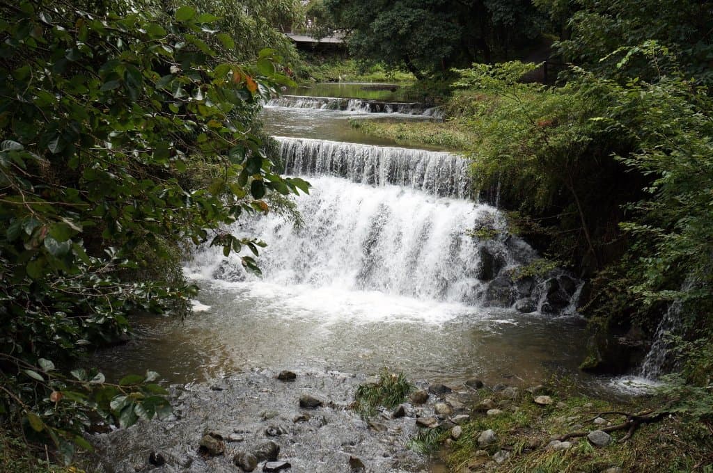 石舞台から遠回りしていく道と並んでな流れる川の景色