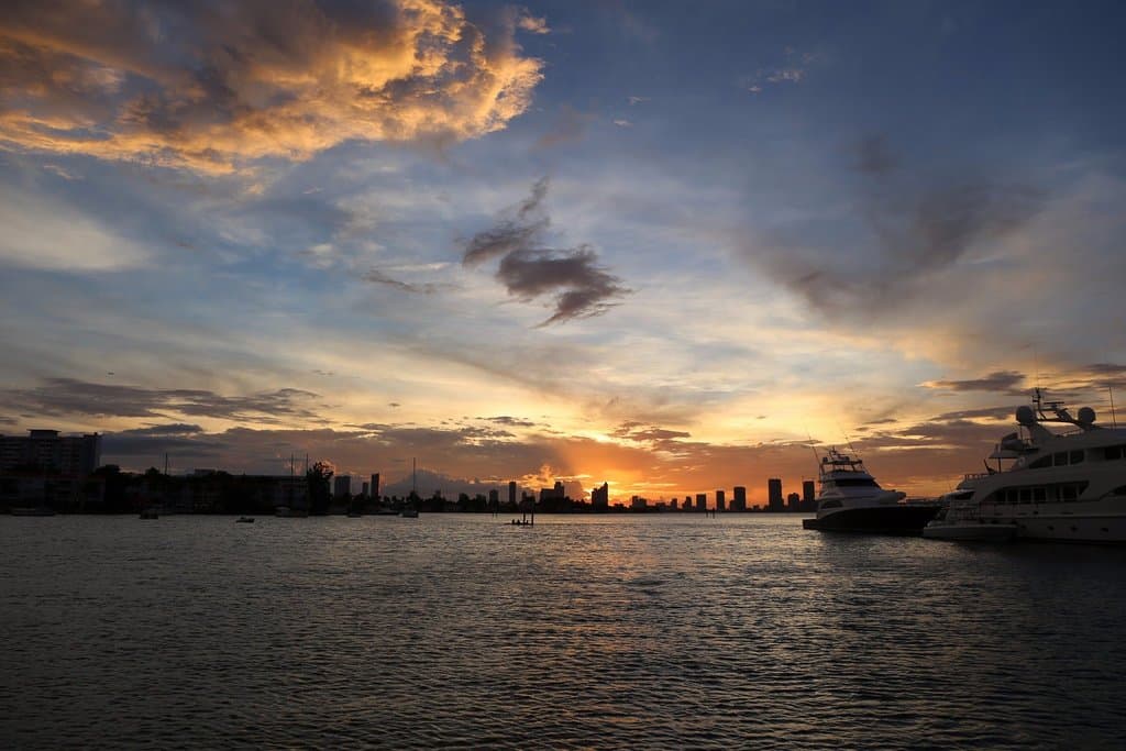 海越しのダウンタウン