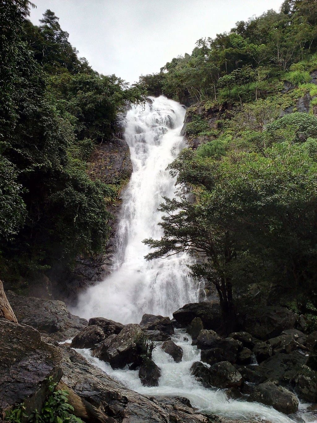 ชั้นที่ 4 ของน้ำตก น้ำในหน้าฝนจะมีเยอะและไหลแรงมาก