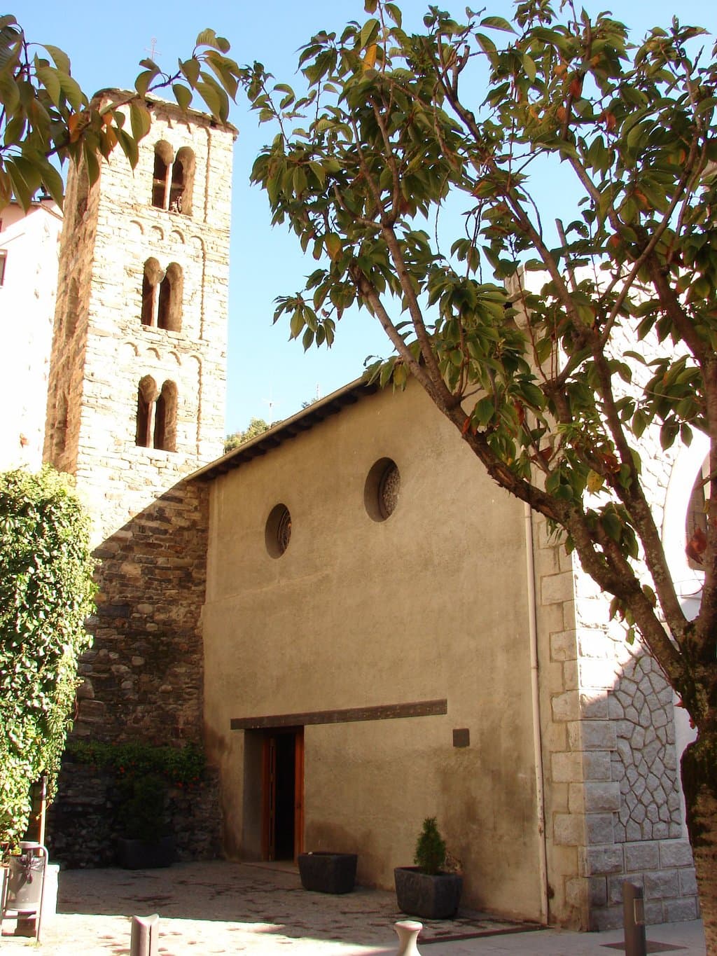 Солнечный осенний день. Вход в храм и колокольня