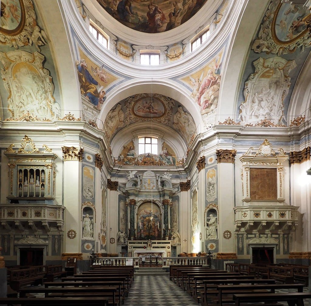 Interno e altare