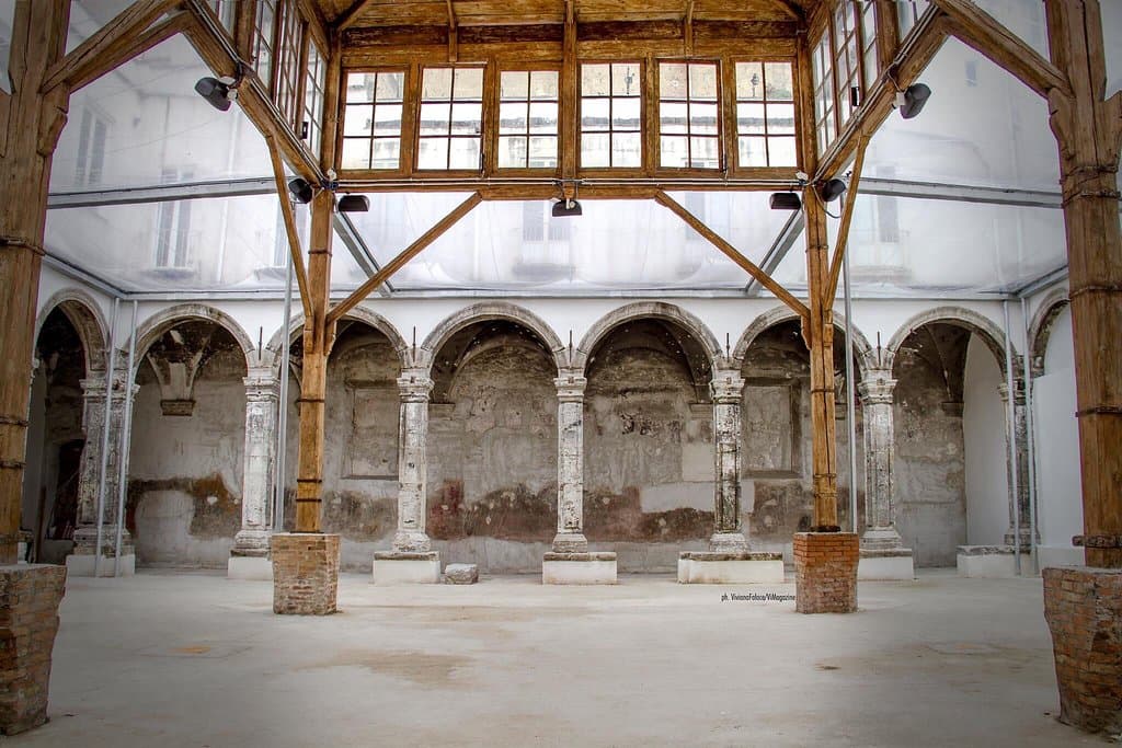 Il chiostro piccolo della chiesa di Santa Caterina a Formiello.