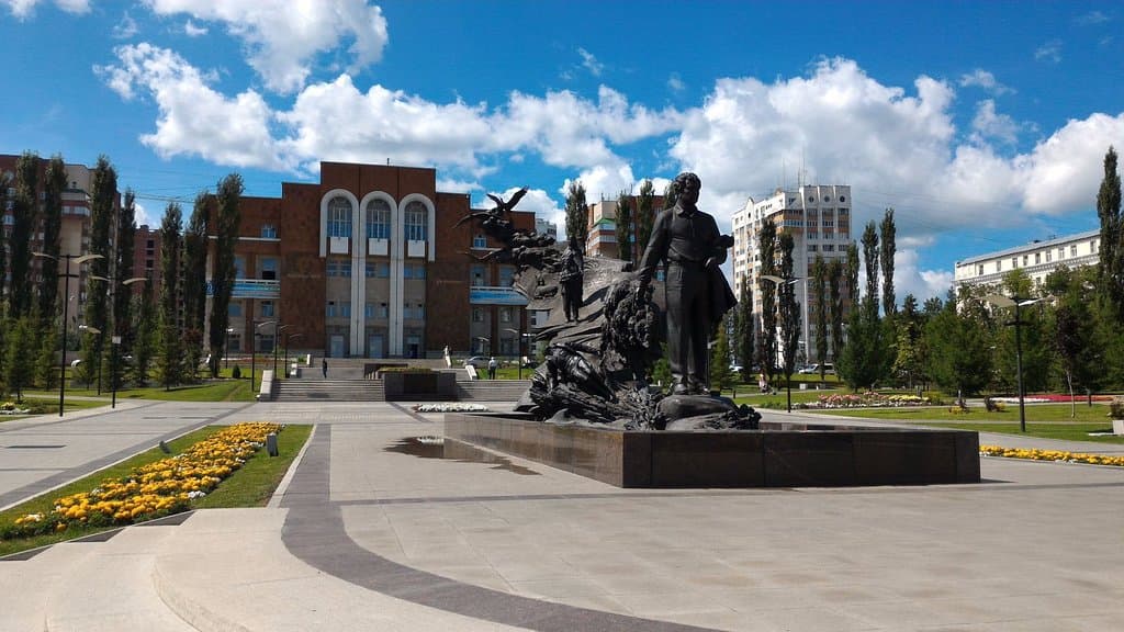 Памятник Мустаю Кариму, Уфа.