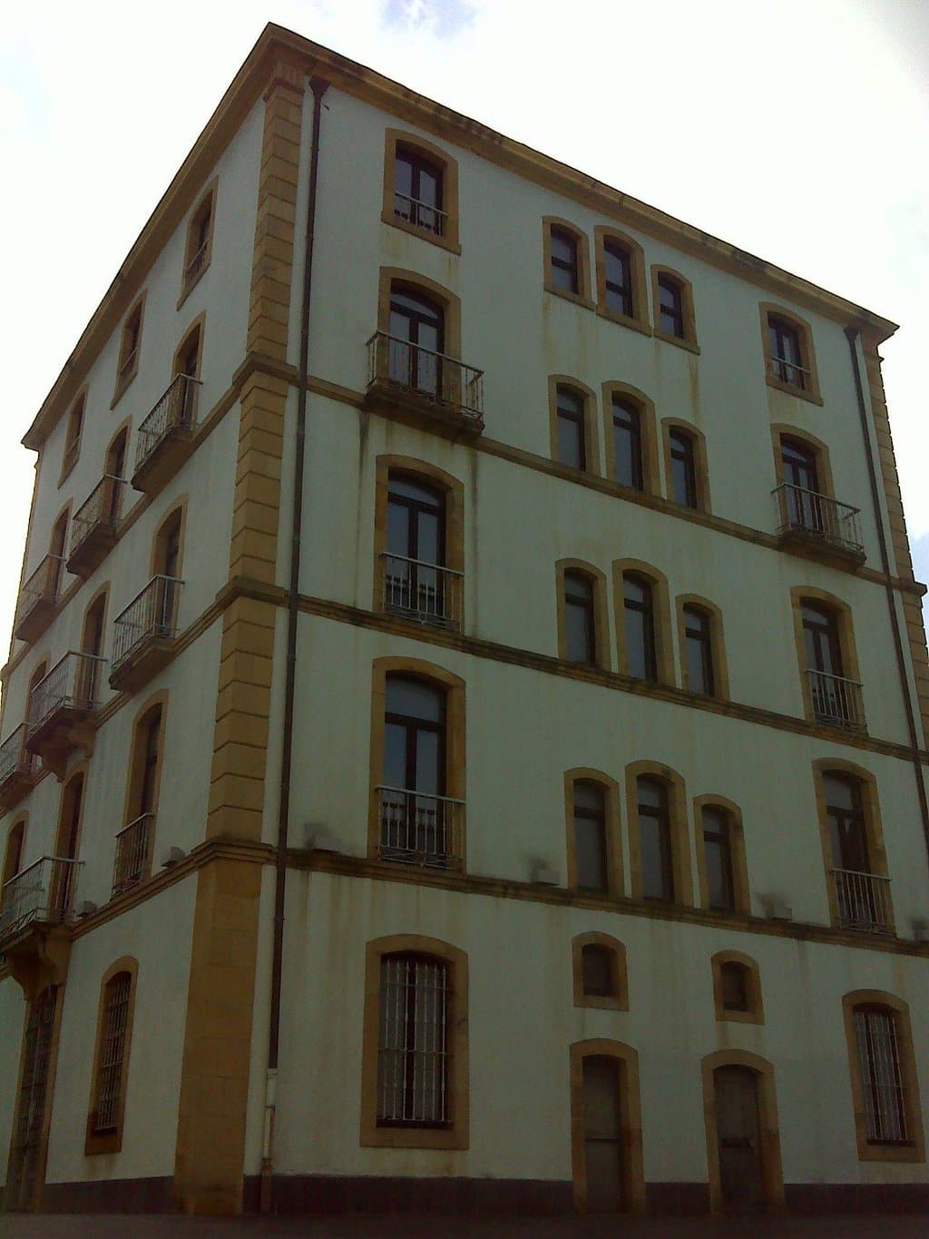 Edificio donde se exhiben los fondos del Photomuseum.