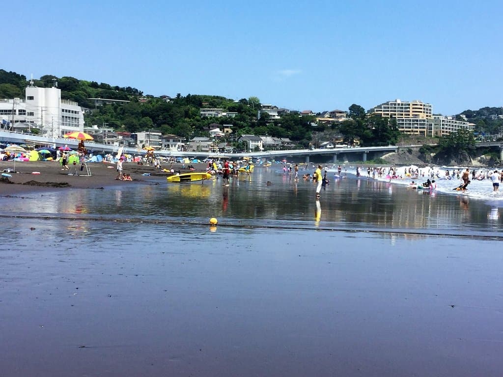 海浜公園には幼児向けのプールがあり、湯河原海岸が隣接します。ドッグランも出来て何かと機能的な海浜公園ですよ。