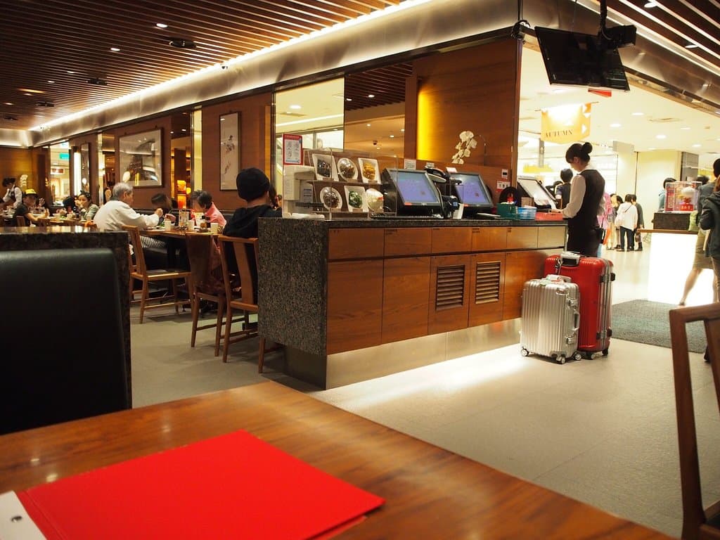 前回7月は昼に行ったら、2時間待ちでした。今回は早めの夕食と言うことで16時頃行ったら、待たずに入れました。
お目当だった小籠包を其れぞれ頼んでから、餃子、炒飯、ジャージャー麺など好きな料理を