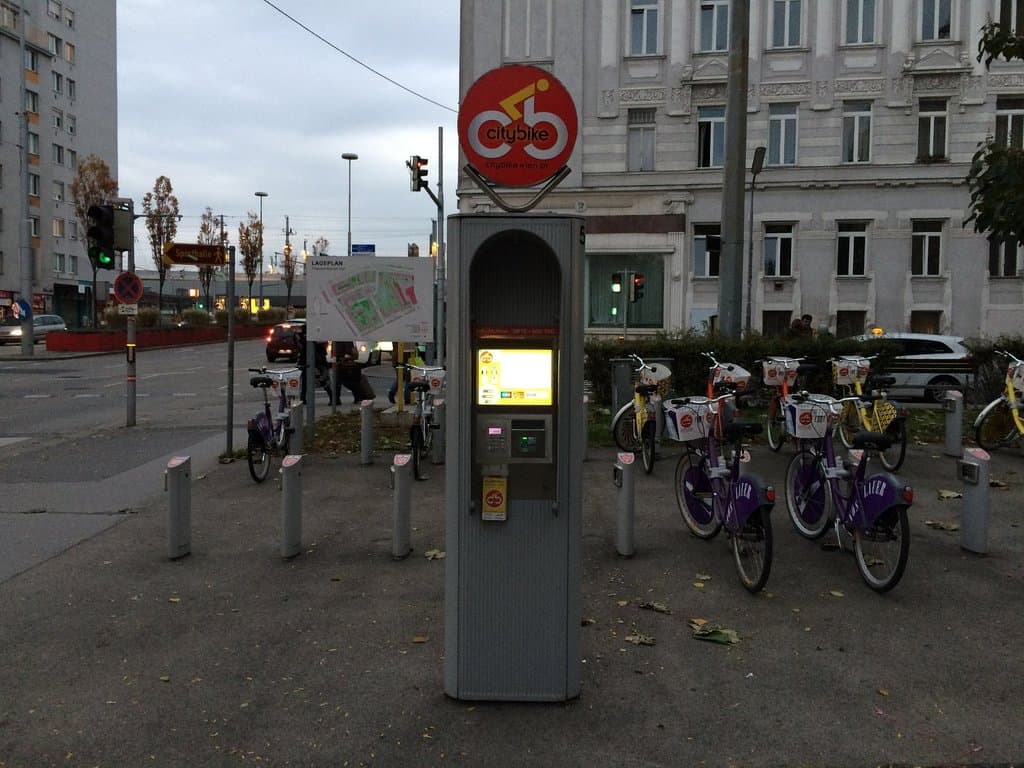 matzleinsdorfer platz citybike station in the evening