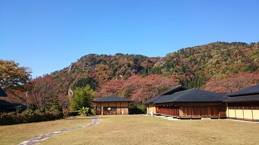 芭蕉記念館の庭の向こうに見える山寺