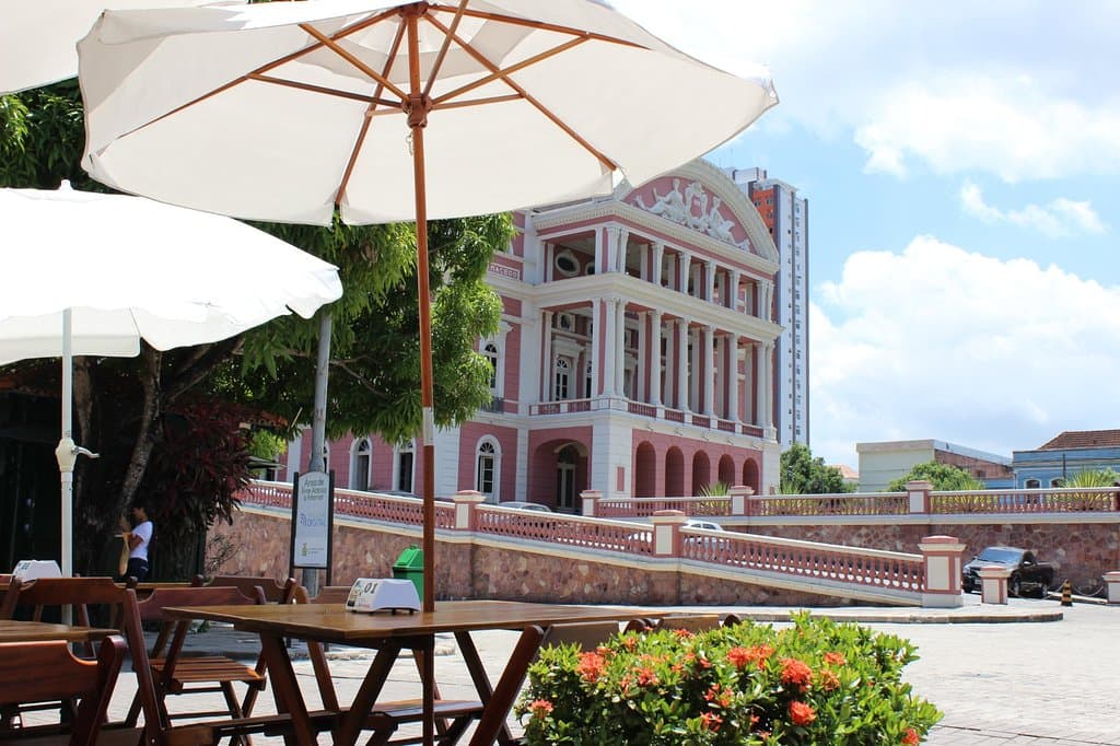 Mesas com vista para a praça e para o Teatro Amazonas