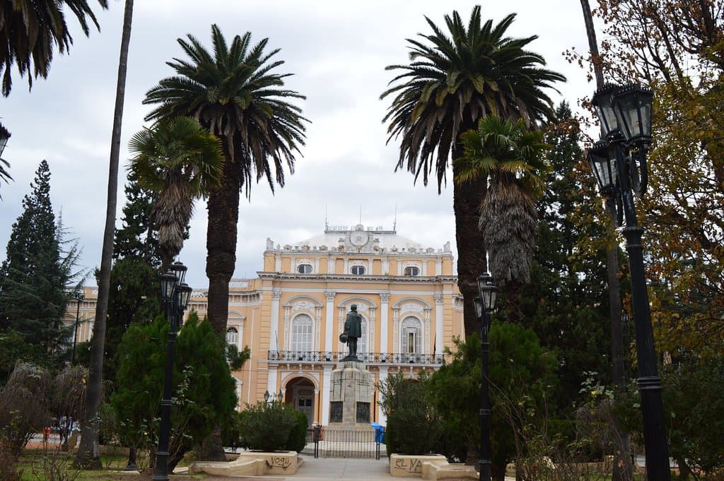 Los edificios de alrededor son de época.