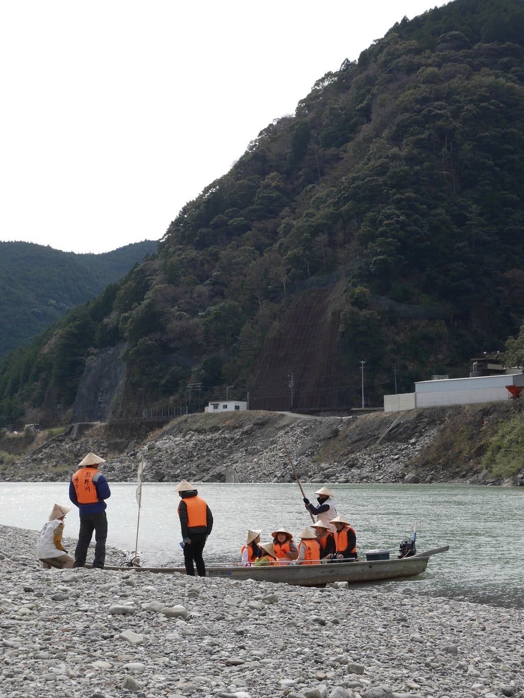途中、反対岸に上陸します