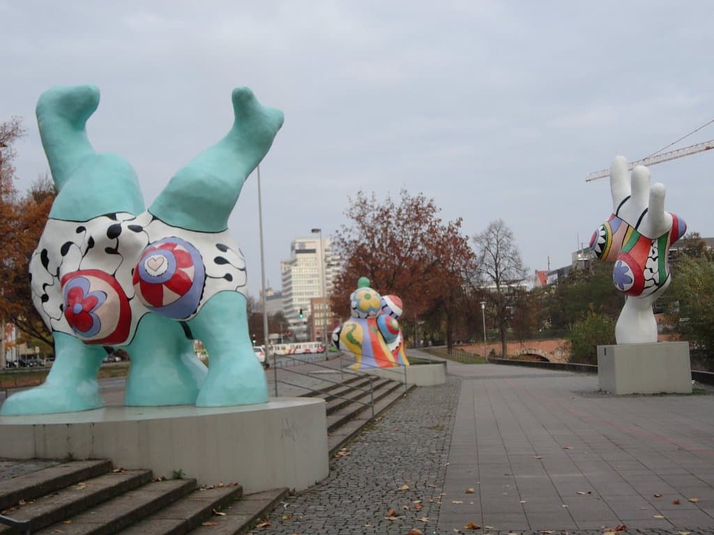 超現代的な3体のモニュメントに驚かされます