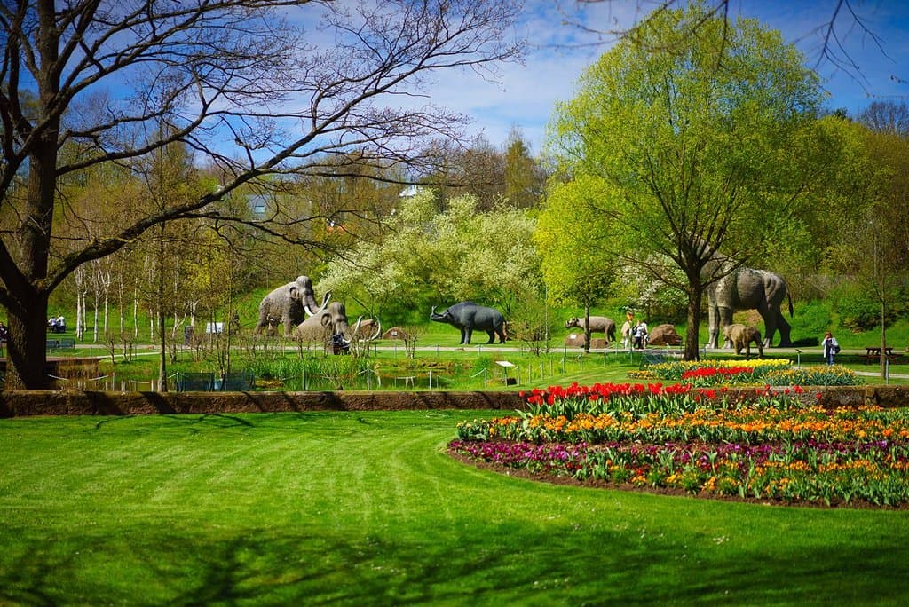 Life size Dino displays in the Parc