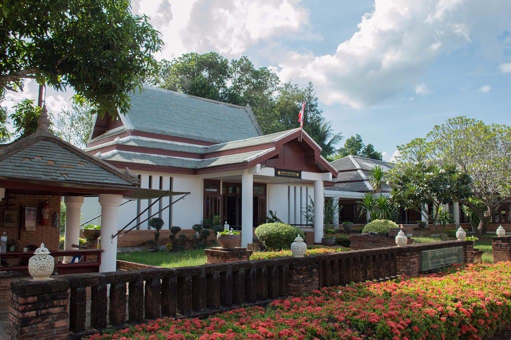 ด้านหน้าอาคารติดถนน