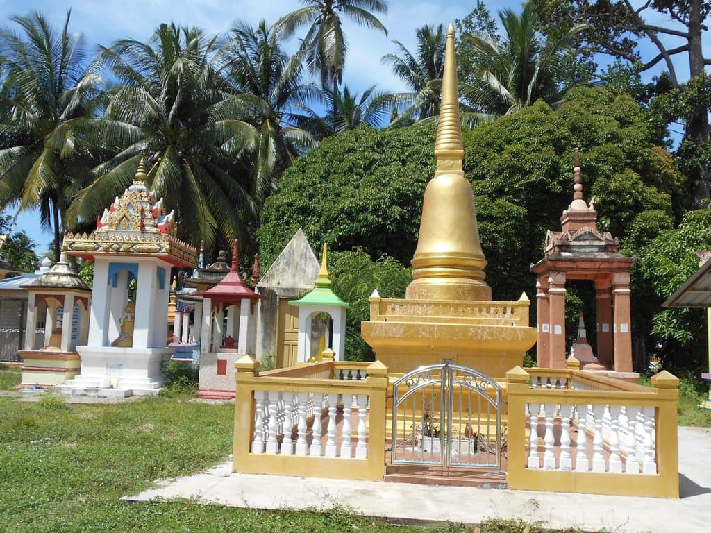 Wat Pikulthong Standing Buddha