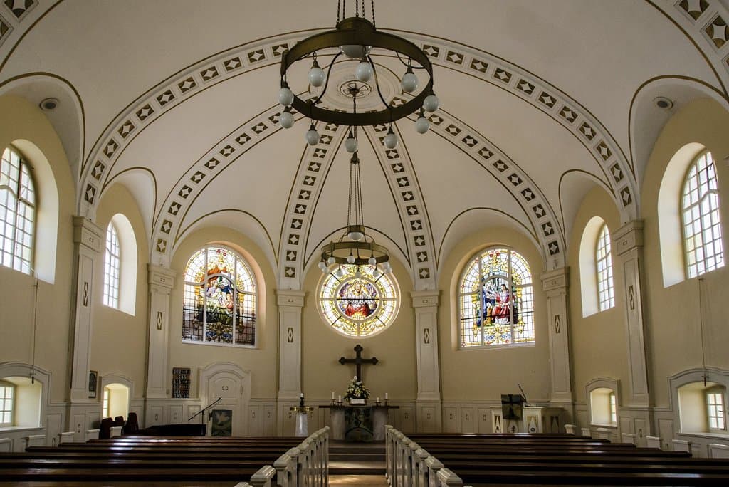 In der Kirche - Blick zum Altar