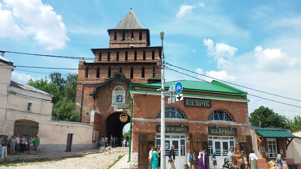 Много желающих посетить экскурсию. Мы записывались заранее