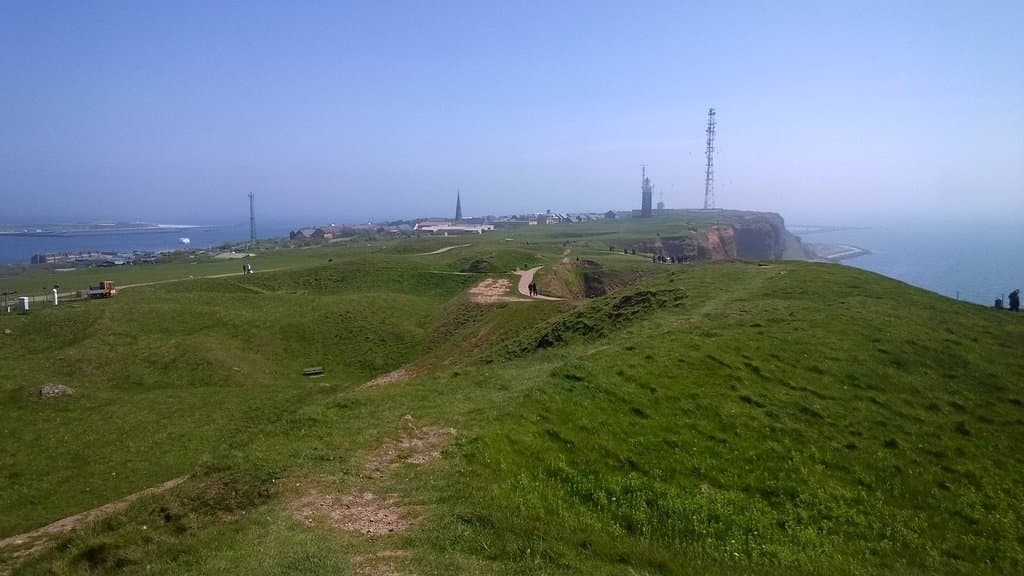 Vernarbte Oberfl. der einstigen Festung durch Bombentrichter.