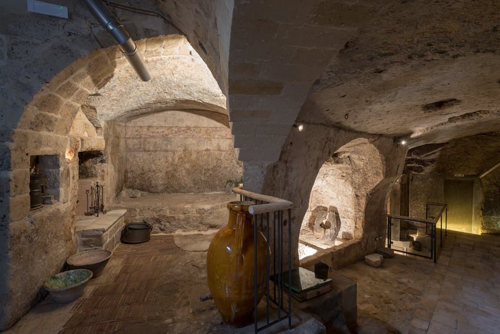 Visuale del giaciglio del frantoiano e parte della sala centrale dall'ingresso del MOOM.