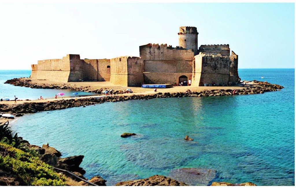 Mare incantevole e fortezza affascinante