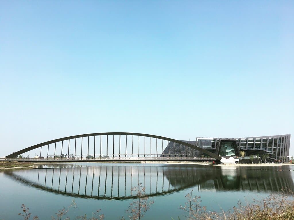 展品率少,停車場距離展館太遠,沒有遮蔽物