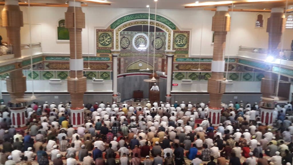 Suasana Salat Jumat di Masjid Al Makmur 'Oman'