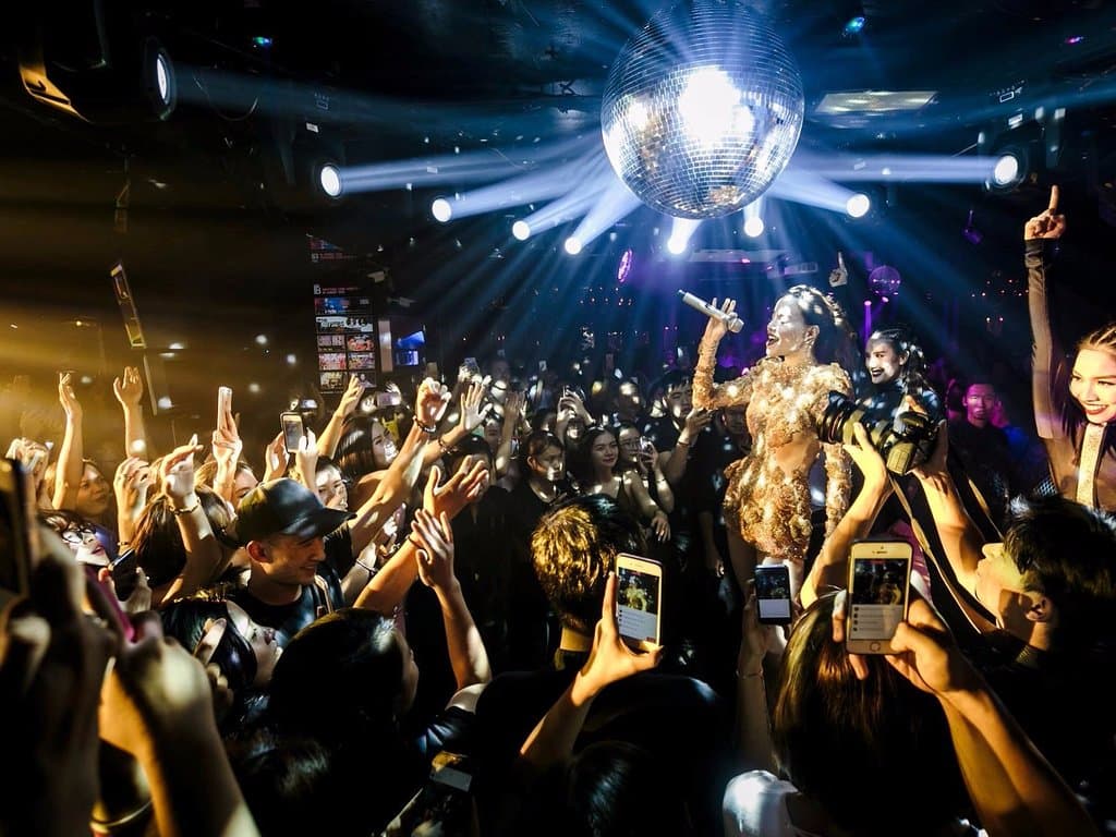 Ho Ngoc Ha - a Vietnamese superstar performing