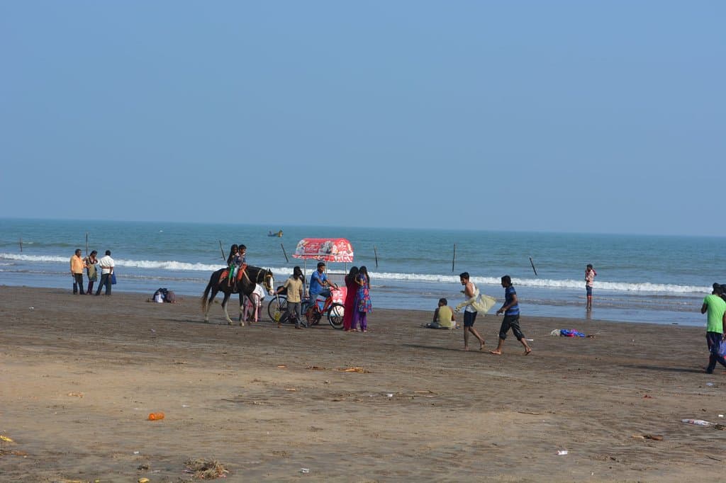 The path reaches here, where most of the eating joints are waiting for you.