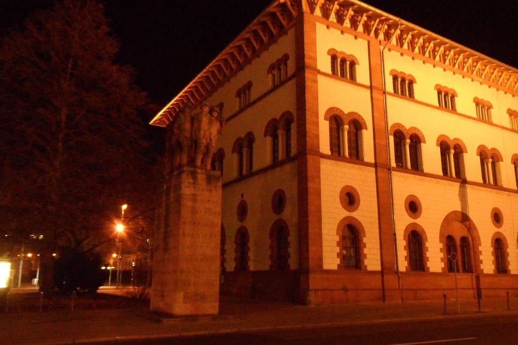 Fruchthalle mit dem 23er Denkmal davor