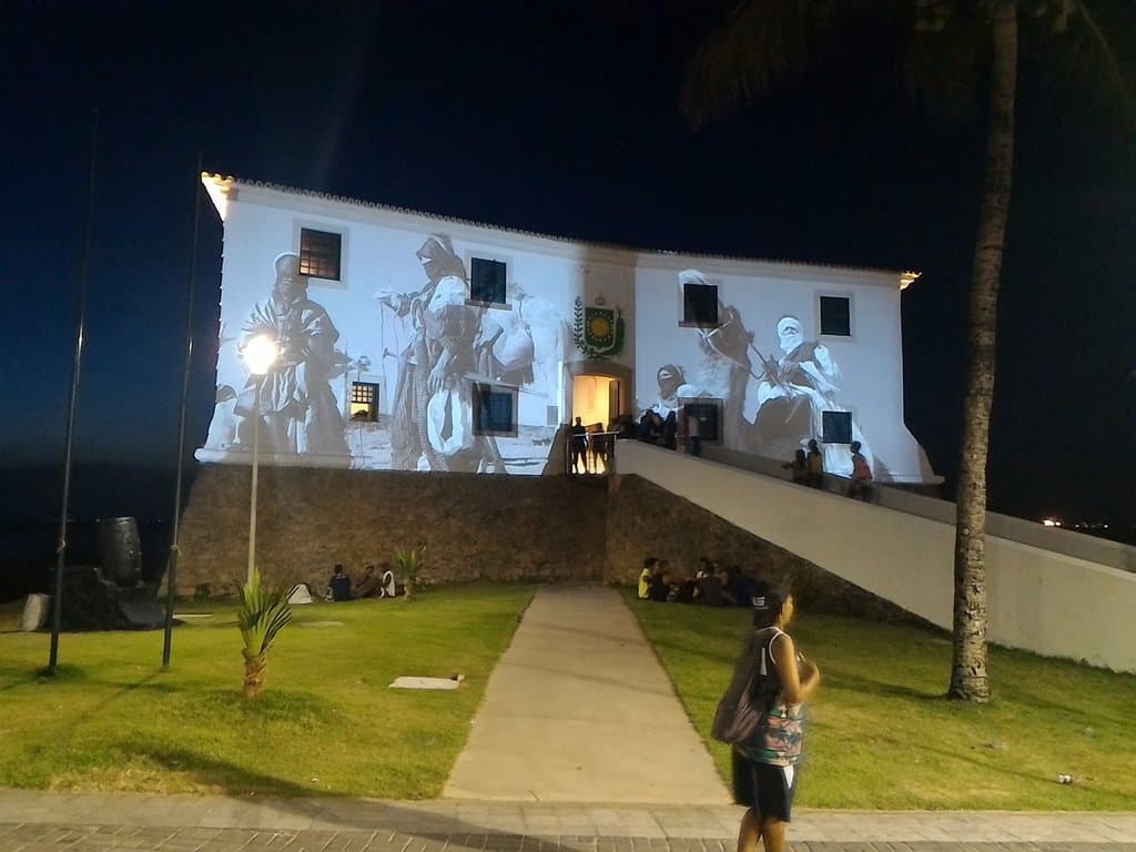 projeçoes a noite na parede do forte da Fundação Pierre Verger.