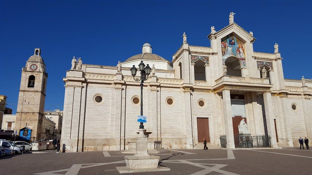 La facciata: con il campanile laterale